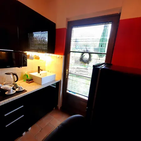 Leonaerdo Guests House *